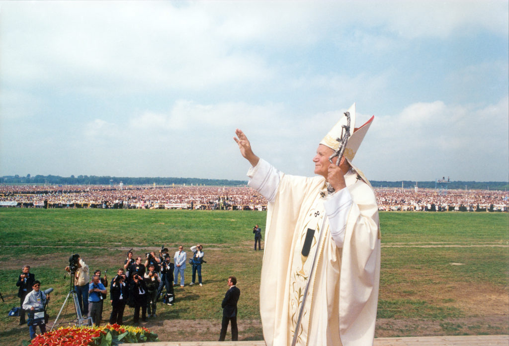 Na zdjęciu: Jan Paweł II pozdrawia zebranych podczas spotkania na Lublinku.