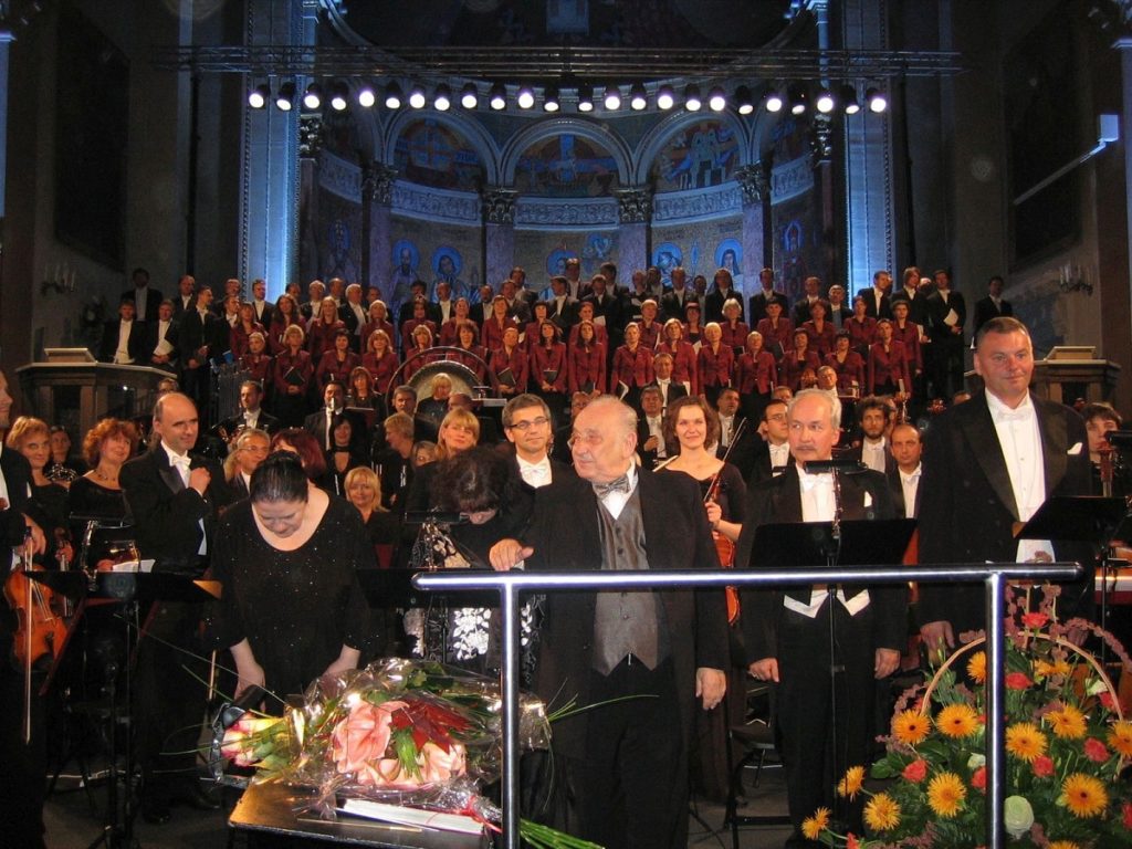 Zdjęcie Zdzisława Szostaka z Chórem i Orkiestrą Symfoniczną FŁ na Festiwalu „Muzyczna Praga” w Warszawie.